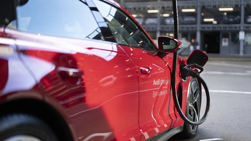 Ein Audi e-tron Auto ist am Donnerstag, 10. November 2022, in Zuerich an eine der vier Ladestationen des Audi charging hub angeschlossen.