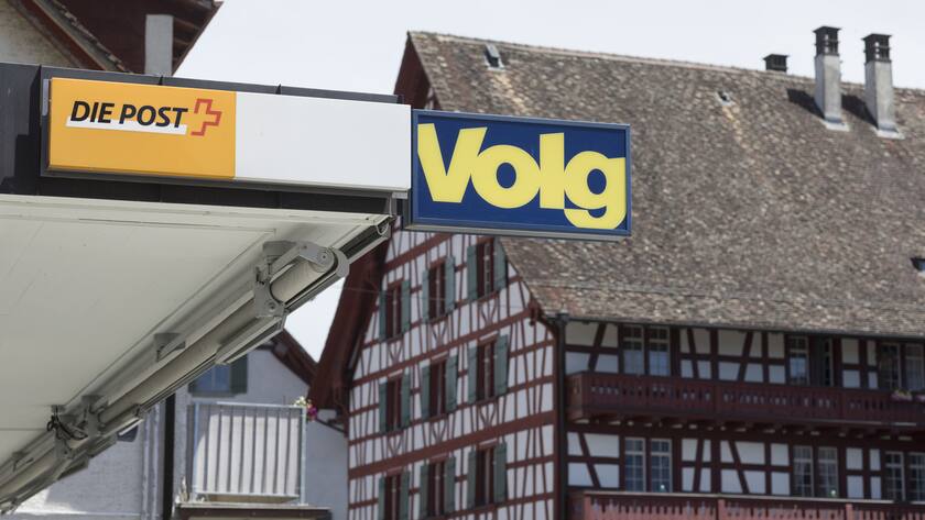 Logos von Volg und der Schweizerischen Post in Ossingen ZH.