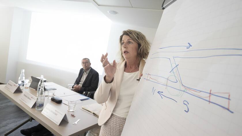 Rudolf Buechi, Stv. Leiter Infrastruktur SBB, Roberta Cattaneo, Leiterin Region Sued, informieren an einer Medienkonferenz ueber die aktuelle Situation und Auswirkungen fuer den Personen- und den Gueterverkehr am Gotthard-Basistunnel. Aufgrund der Entgleisung eines Gueterzugwagens wurde der Gotthard-Basistunnel fuer den Personenverkehr gesperrt, am Freitag 11. August 2023 in Bellinzona (KEYSTONE/Ti-Press/Pablo Gianinazzi)