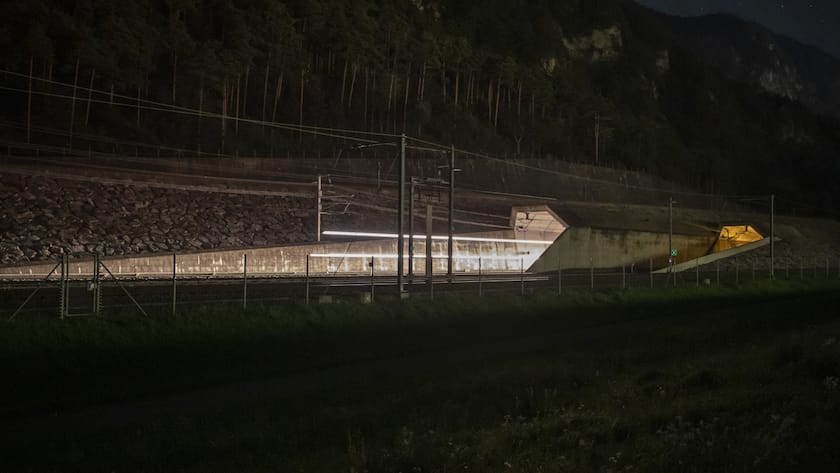 Der erste Güterzug fährt nach dem Unterbruch durch die Oströhre in den Gotthard-Basistunnel am Mittwoch, 23. August 2023 in Erstfeld.