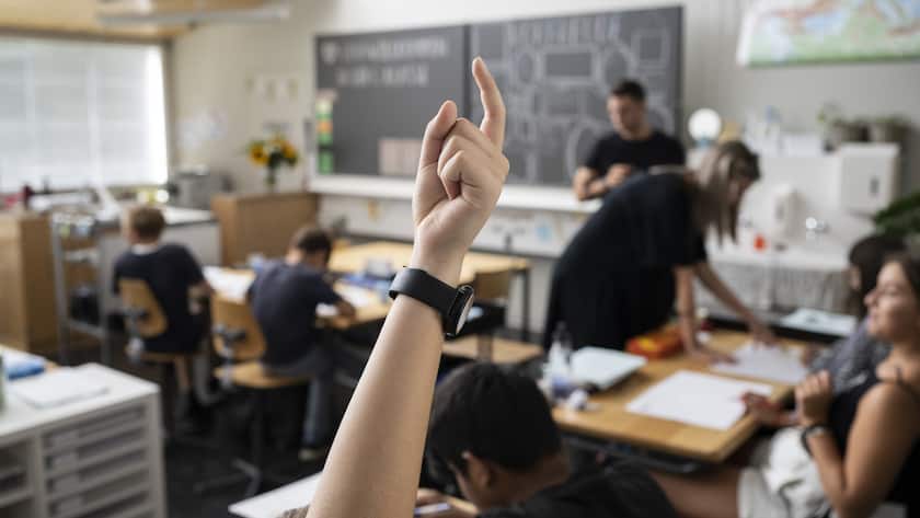 Ein Kind der sechsten Klasse haelt fragend die Hand hoch am ersten Schultag in der Primarschule Chriesiweg in Zuerich, aufgenommen am Montag, 22. August 2022. (KEYSTONE/Ennio Leanza)