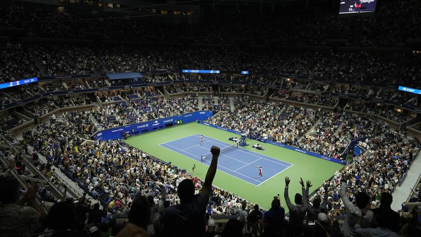 epa10174941 Fans react as Frances Tiafoe of the US (R) plays Carlos Alcaraz of Spain during their semifinals match at the US Open Tennis Championships at the USTA National Tennis Center in Flushing Meadows, New York, USA, 09 September 2022. The US Open runs from 29 August through 11 September. EPA/RAY ACEVEDO
