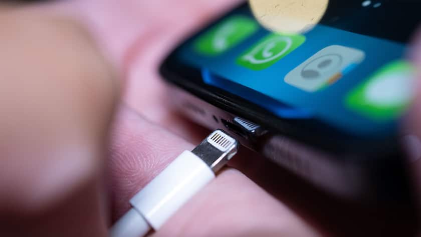 ARCHIV - 22.09.2021, Niedersachsen, Oldenburg: Ein Lightning-Ladestecker wird in ein Apple iPhone gesteckt. Einheitliche Ladegeräte für Handys und andere Elektrogeräte in der EU rücken näher. (zu dpa «Einheitliche Ladebuchsen in Handys rücken näher») Foto: Mohssen Assanimoghaddam/dpa +++ dpa-Bildfunk +++ (KEYSTONE/DPA/Mohssen Assanimoghaddam)