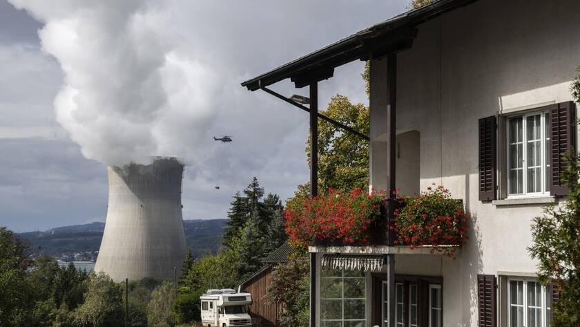 rsatzausruestung zur Sicherstellung der Kuehlung des Kernkraftwerkes Leibstadt wird eingeflogen, an der Gesamtnotfalluebung 2022, am Dienstag, 27. September 2022, in Leibstadt.