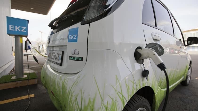 Ein Elektroauto an einer Ladestation