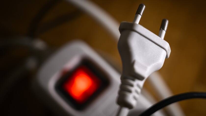 Illustration d'une fiche electrique et d'une multiprise avec un interrupteur dans une habitation a l'occasion d'une conference de presse de la ville de Lausanne sur les mesures d'economies d'energie le mercredi 14 septembre 2022 a Lausanne. Face a la crise energetique, les villes et les cantons, doivent prendre des mesures en matiere d'economies d'energie. (KEYSTONE/Jean-Christophe Bott)