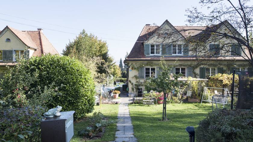 Buildings in the garden city "Familienheim-Genossenschaft Zuerich im Friesenberg" of the building cooperative "Familienheim-Genossenschaft Zuerich" (Family Home Cooperative Zuerich) in Friesenberg, a quarter of Zurich, Switzerland, pictured on October 12, 2018. (KEYSTONE/Christian Beutler)
