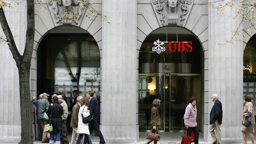 People follow the stock market boards at a branch of the UBS bank in Zurich's Bahnhofstrasse, Switzerland on Friday, October 10, 2008. The Swiss Market Index SMI fell 7.79 per cent to 5347.22 points on Friday, what marks the biggest loss since August 19, 1991. During the whole week the SMI lost 22,3 per cent. (KEYSTONE/Alessandro Della Bella)Menschen verfolgten die Boersenkurse bei der UBS an der Bahnhofstrasse, am Freitag, 10. Oktober 2008 in Zuerich. (KEYSTONE/Alessandro Della Bella)