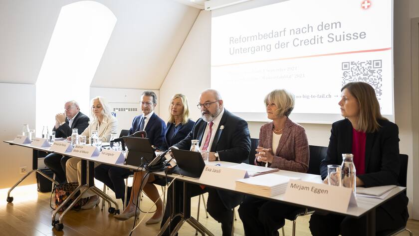 Basler Professor fuer Nationaloekonomie Yvan Lengwiler, Praesident der Expertengruppe "Bankenstabilitaet", Mitte, spricht neben die Mitgliedern der Expertengruppe "Bankenstabilitaet" Rudolf Sigg, Eva Huepkes, Renaud de Planta, Beatrice Weder di Mauro, Eva Jaisli, Mirjam Eggen, von links nach rechts, waehrend einer Medienkonferenz zum Bericht der Expertengruppe "Bankenstabilitaet", am Freitag, 1. September 2023 in Bern. (KEYSTONE/Anthony Anex)