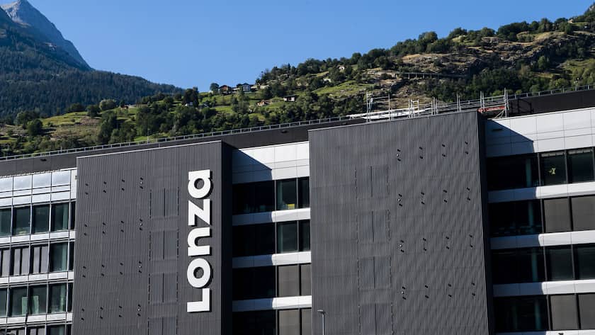 Le logo de la Lonza en Valais est visible sur l'un des nouveaux batiments du site le jeudi 6 aout 2020 a Viege. Le projet Ibex est materialise par la construction de deux batiments, transformant l'industrie chimique qui s'etait installee dans la plaine du Rhone en industrie de la biotechnologie. (KEYSTONE/Jean-Christophe Bott)