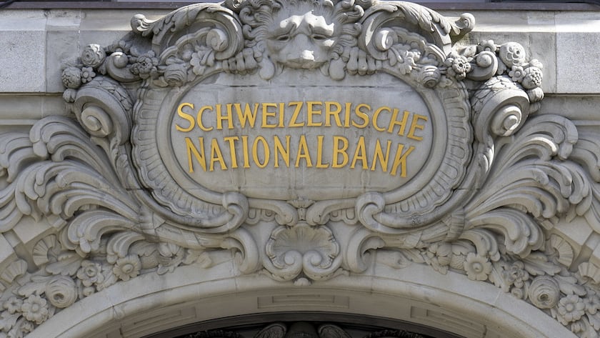 The logo of the Swiss National Bank SNB pictured at the Federal square (Bundesplatz) in Bern, Switzerland, Thursday, March 16, 2023. Credit Suisse is borrowing up to 50 billion francs from the Swiss National Bank (SNB), according to a statement on 16 March 2023. This is intended to strengthen the group, whose shares have crashed on the stock exchange.(KEYSTONE/Peter Schneider)