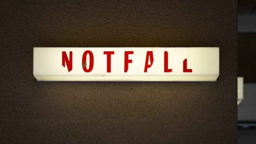 Das Schild "Notfall" leuchtet neben dem Eingang zur Notfallstation beim Spital Zweisimmen, am Dienstag, 29. August, 2023 in Zweisimmen. (KEYSTONE/Peter Klaunzer)