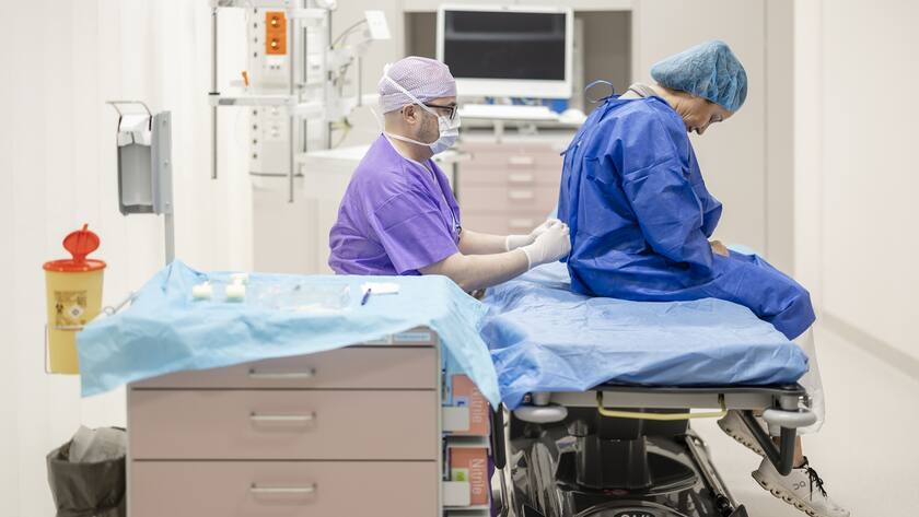 Jose Alejandro Aguirre, Leitender Arzt Insitut fuer Anesthesie, demonstriert fuer die Medien eine gestellte Behandlung im neuen ambulanten Zentrum des Stadtspital Zuerich an der Europaalle anlaesslich einer Medienbesichtigung am Donnerstag, 19. Januar 2023 in Zuerich. Der auf ambulante Medizin ausgerichtete Standort des Stadtspitals Zuerich wird im Februar 2023 in Betrieb genommen werden.(KEYSTONE/Michael Buholzer)