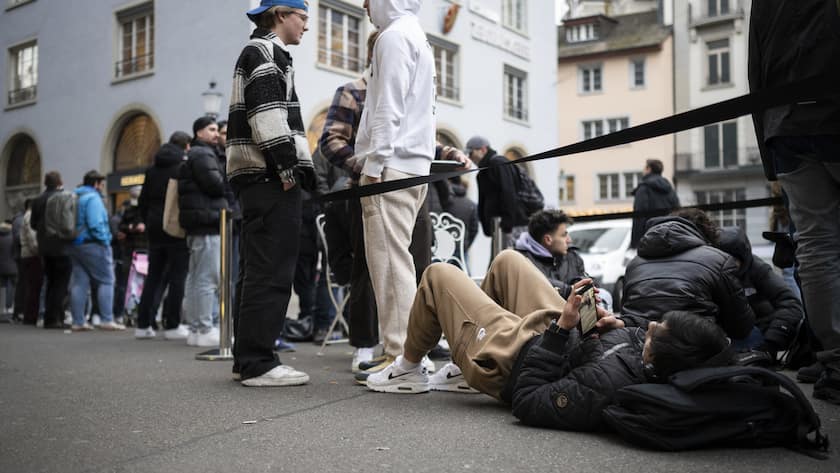 Menschen warten in einer Schlange, teils Stundenlang, auf die neue "MoonSwatch", eine Swatch-Version der beruehmten Speedmaster von Omega, aufgenommen am Montag, 6. Maerz 2023 an der Bahnhofstrasse in Zuerich. (KEYSTONE/Ennio Leanza)