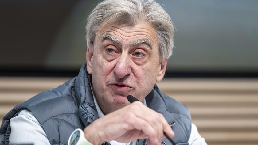 Nick Hayek, CEO, spricht an der Bilanzmedienkonferenz der Swatch Group, am Donnerstag, 16. Maerz 2023, in Biel. (KEYSTONE/Peter Schneider)