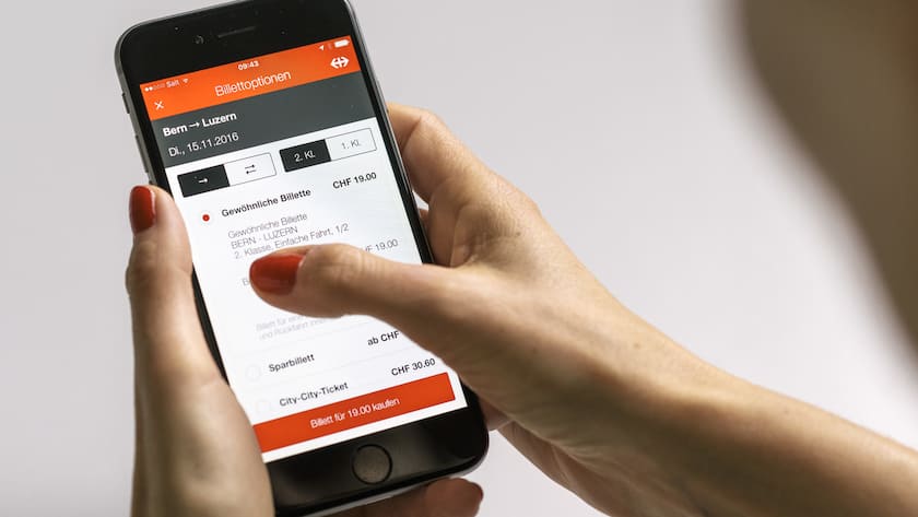 Zug auf Daten: Eine Frau kauft ein Billett mit der SBB-Mobile-App.