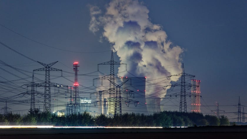 12.09.2023, Nordrhein-Westfalen, Köln: Hochspannungsleitungen umgeben das Braunkohlekraftwerk Niederaußem. Foto: Henning Kaiser/dpa +++ dpa-Bildfunk +++ (KEYSTONE/DPA/Henning Kaiser)