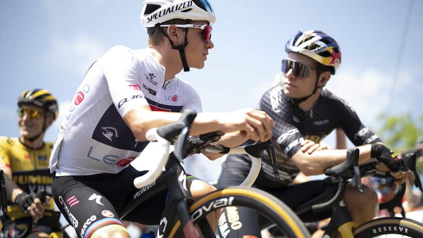 Remco Evenepoel from Belgium of Soudal-Quick Step, left, and Wout van Aert from Belgium of Jumbo-Visma at the start of the third stage, a 143.8 km race from Tafers to Villars-sur-Ollon, at the 86th Tour de Suisse UCI World Tour cycling race, on Monday, June 12, 2023. (KEYSTONE/Gian Ehrenzeller)