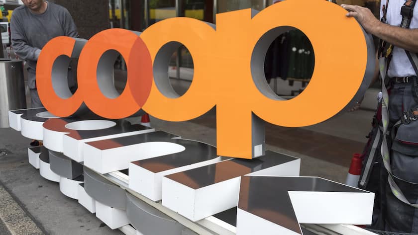 Das alte Bank Coop-Logo wird demontiert, um durch das neue Bank Cler-Logo ersetzt zu werden, am Hauptsitz der Bank am Aeschenplatz in Basel, am Donnerstag, 18. Mai 2017. (KEYSTONE/Georgios Kefalas)