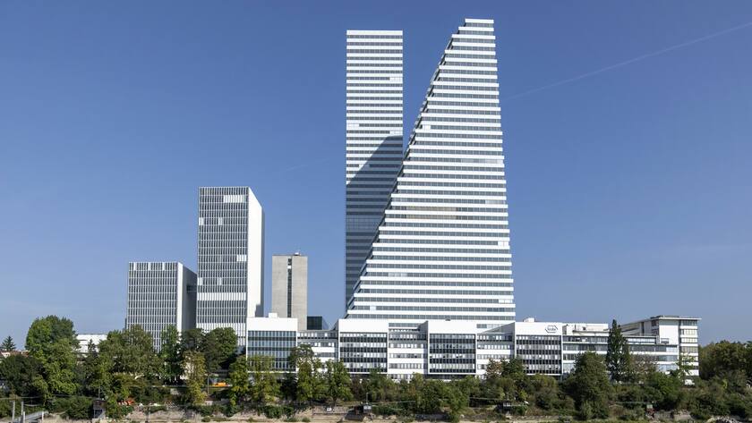 Hauptsitz des Pharmakonzerns Roche mit den beiden Roche-Tuermen in Basel, am Mittwoch, 23. August 2023. (KEYSTONE/Georgios Kefalas)
