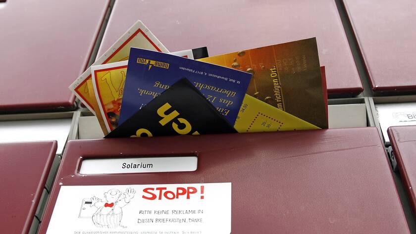 Ein Briefkasten eines Mehrfamilienhauses mit einem "STOPP BITTE KEINE REKLAME IN DIESEN BRIEFKASTEN" Kleber aufgenommen in Fehraltorf am Freitag, 26. Juni 2009. ?Stopp Werbung?-Kleber am Briefkasten muessen beachtet werden, wie die Schweizerische Lauterkeitskommission, das Selbstkontrollorgan der Werbewirtschaft, einem Konsumenten Recht gegeben hat, am Freitag, 26. Juni 2009. (KEYSTONE/Patrick B. Kraemer)