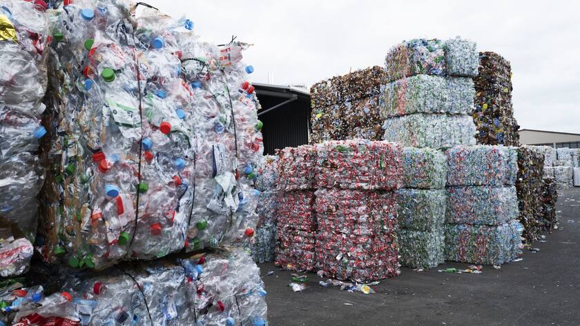 PET-Ballen auf dem Hof des PET-Sortierzentrums der Mueller Recycling, fotografiert am 25. Februar 2020 in Frauenfeld. (KEYSTONE/Christian Beutler)