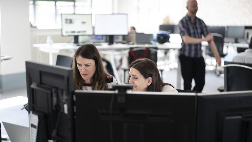 Journalisten und Journalistinnen des Tages-Anzeigers arbeiten im Newsroom der Hauptredaktion, fotografiert am Montag, 5. Juni 2023 in Zuerich. (KEYSTONE/Gaetan Bally)