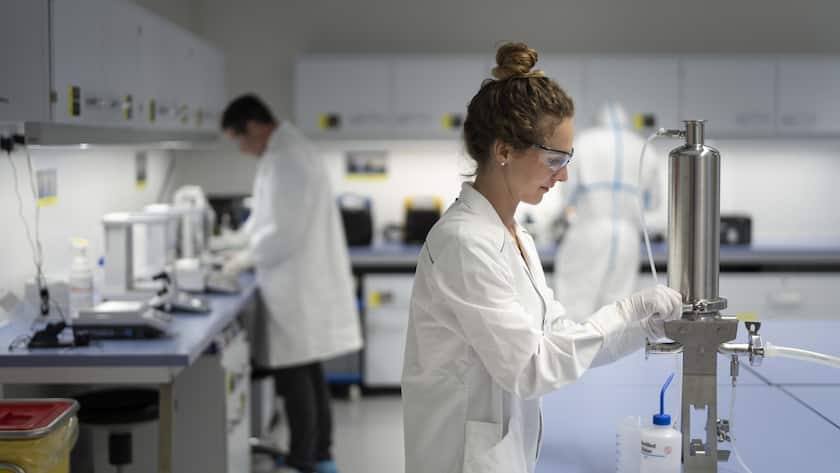 Eine Angestellte und ein Angestellter von Lonza, arbeiten in einem Labor von Lonza am Mittwoch, 29. Maerz 2023 in Visp, Wallis. (KEYSTONE/Gaetan Bally)