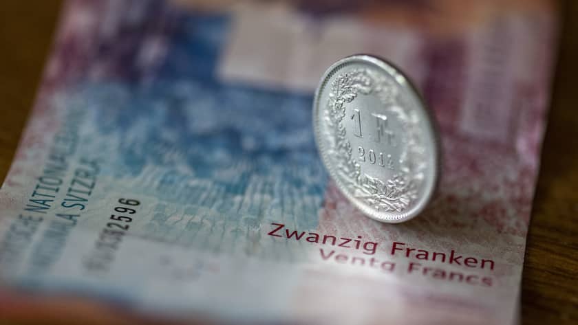 Eine Zwanzigernote und ein Einfraenkler, fotografiert in Basel, am Dienstag, 12. April 2022. Das basel-staedtische Stimmvolk hiess im Juni 2021 das kantonale Mindestlohngesetz mit 54 Prozent Ja-Stimmen gut. Es legt den Mindestlohn auf 21 Franken fest. Basel-Stadt ist der erste Deutschschweizer Kanton, der einen Mindestlohn einfuehrt. Der Regierungsrat hat nun das Inkraftsetzen des Mindestlohns beschlossen. (KEYSTONE/Georgios Kefalas)