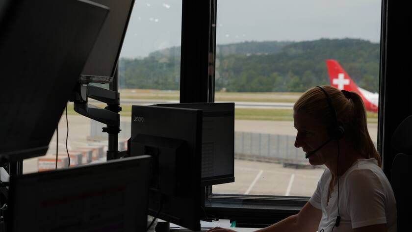 Eine Angestellte der Einsatzleitstelle sitzt am Mittwoch, 12. Juli 2023, am Arbeitsplatz auf dem Flughafen Zürich in Kloten. Heute hat ein Medienhintergrundgespraech mit Swiss und Swissport zu den Herausforderungen am Flughafen im Sommerbetrieb stattgefunden. (KEYSTONE/Laura Zimmermann)