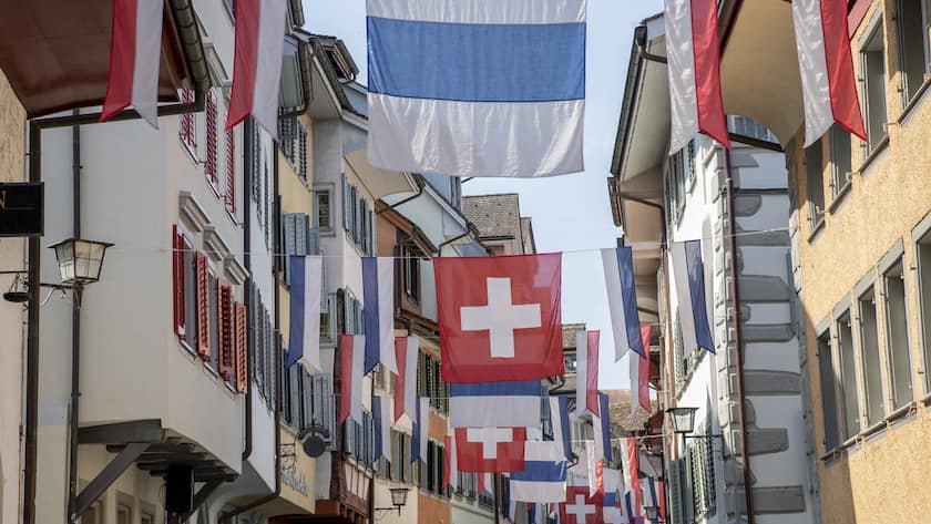 Zuger Fahnen und Schweizer Fahnen schmuecken eine Gasse in der Zuger Altstadt am Montag, 26. Juni 2023 in Zug. (KEYSTONE/Urs Flueeler).