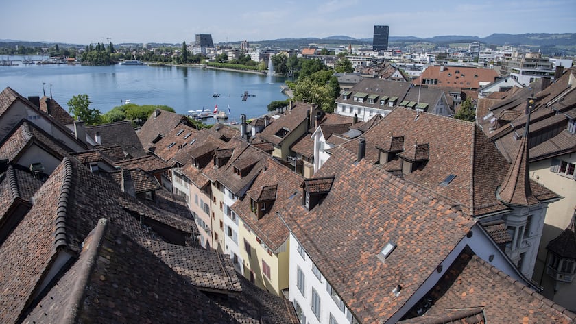 Sicht vom Zytturm ueber den Daecher der Altstadt von Zug am Freitag, 7. Juli 2023 in Zug. (KEYSTONE/Urs Flueeler).