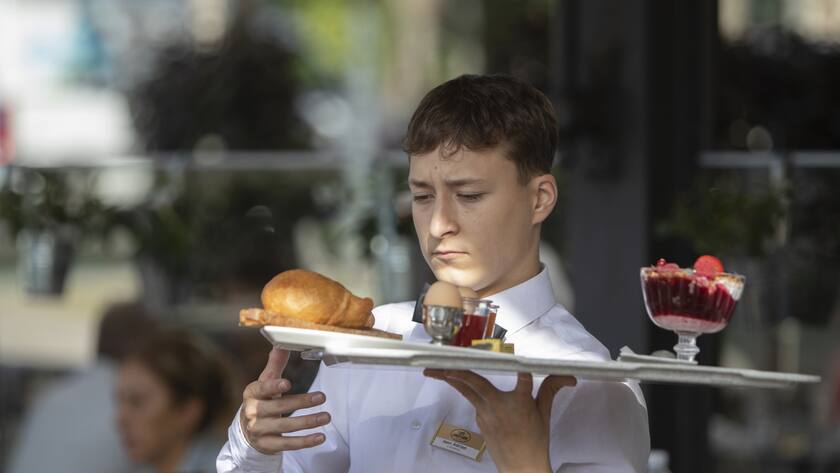 ABD0033_20230921 - WIEN - ÖSTERREICH: ++ THEMENBILD ++ Ein Kellner des Cafe Landtmann im Rahmen eines Fototermins am Donnerstag, 21. September 2023 anl. der "Eröffnung der Straßenbahnhaltestelle 'Rathausplatz, Burgtheater'" - Straßenbahnhaltestelle wird in ein kleines Kaffeehaus verwandelt in Wien. - FOTO: APA/ALEX HALADA