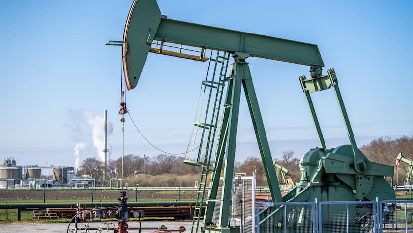 PRODUKTION - 28.03.2022, Niedersachsen, Emlichheim: Eine Tiefpumpe für die Erdölförderung steht vor einer Raffinerie. (zu dpa «Jahres-Pk des Bundesverbands Erdgas, Erdöl und Geoenergie») Foto: Lino Mirgeler/dpa +++ dpa-Bildfunk +++ (KEYSTONE/DPA/Lino Mirgeler)