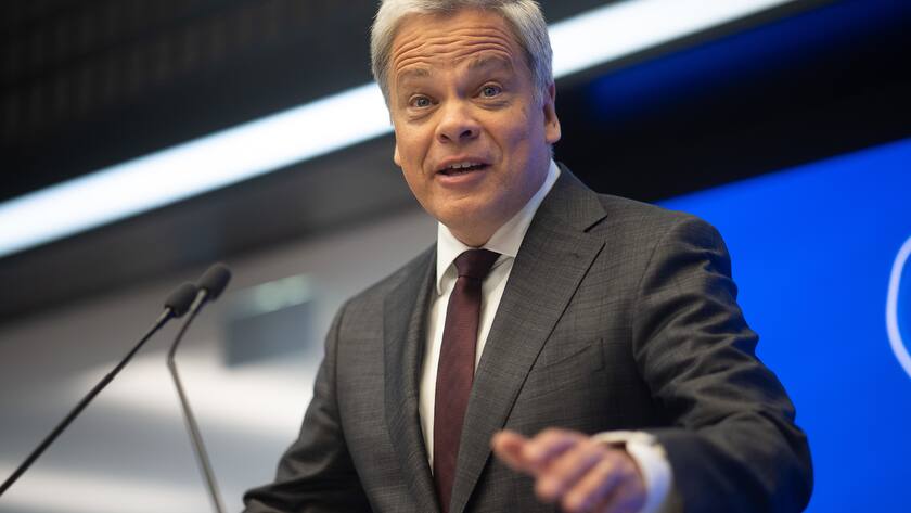 27.02.2023, Hessen, Frankfurt/Main: Manfred Knof, Vorstandsvorsitzender der Commerzbank, spricht an der Deutschen Börse vor der Eröffnung des Handels. Die Commerzbank wird wieder im Börsenindex Dax geführt. Foto: Sebastian Christoph Gollnow/dpa +++ dpa-Bildfunk +++ (KEYSTONE/DPA/Sebastian Gollnow)