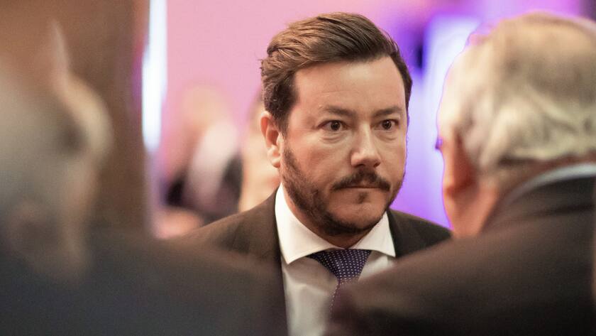 ARCHIV - 02.03.2020, Nordrhein-Westfalen, Düsseldorf: Rene Benko, österreichischer Immobilien-Unternehmer, unterhält sich beim Ständehaus-Treff der Rheinischen Post. (zu dpa: Vom Konsumtempel zum Problemfall: Der Niedergang der Warenhäuser) Foto: Marcel Kusch/dpa +++ dpa-Bildfunk +++ (KEYSTONE/DPA/Marcel Kusch)