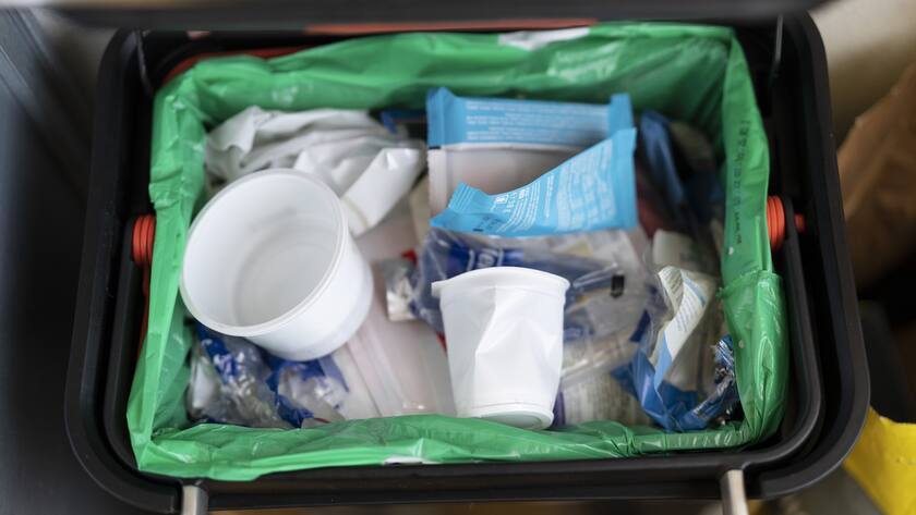 Abfalltrennung, verschiedene Plastikabfaelle liegen in einer Plastikabfalleimer, fotografiert am Samstag, 11. Februar 2023 in Zuerich. (KEYSTONE/Gaetan Bally).