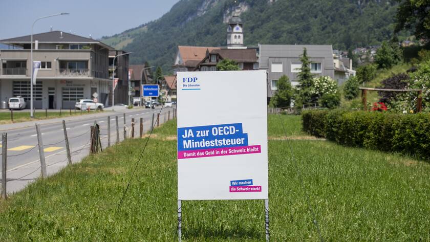 Ein Plakat der FDP wirbt fuer ein JA zur OECD-Mindeststeuer, am Montag, 12. Juni 2023 in Wolfenschiessen im Kanton Nidwalden. (KEYSTONE/Urs Flueeler)