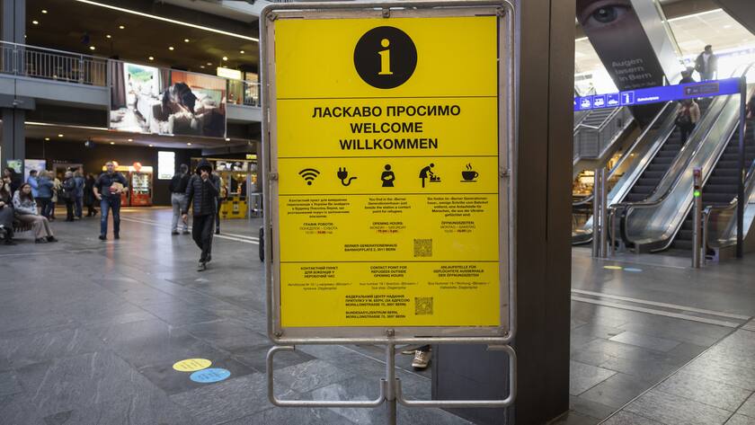 Ein Informationsplakat für Ukrainische Flüchtlinge am Bahnhof Bern im Herbst 2022.
