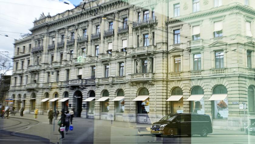 Das Gebaeude der Credit Suisse spiegelt sich in einem Fenster am Zuercher Paradeplatz am Freitag, 25. Februar 2022. (KEYSTONE/Walter Bieri)