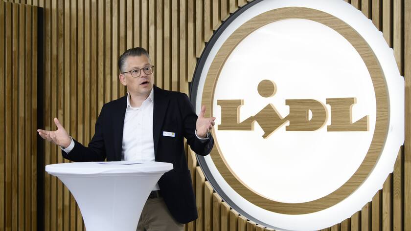 Torsten Friedrich, CEO bei Lidl Schweiz, spricht waehrend einer Lidl Filialbesichtigung, am Dienstag, 3. August 2021 im Kaufhaus Loeb in Bern. Lidl eroffnet am Donnerstag, 5. August eine Fililiale im Untergeschoss des renomierten Kaufhauses Loeb. (KEYSTONE/Anthony Anex)