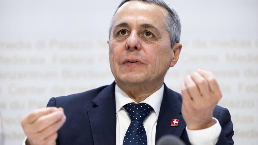 Bundesrat Ignazio Cassis spricht waehrend einer Medienkonferenz des Bundesrates, am Mittwoch, 1. November 2023, in Bern. Der Bundesrat verurteilt die Terrorakte, welche die Hamas seit dem 7. Oktober 2023 veruebt, erneut auf das Schaerfste und fordert die sofortige Freilassung aller Geiseln. Angesichts der aeusserst besorgniserregenden humanitaeren Lage.beantragt der Bundesrat dem Parlament weitere 90 Millionen Franken zur Unterstuetzung der Region. (KEYSTONE/Peter Klaunzer)