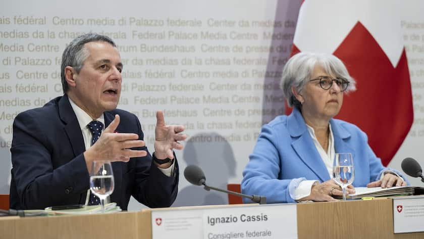 Bundesrätin Elisabeth Baume-Schneider und Bundesrat Ignazio Cassis, sprechen an einer Medienkonferenz über rechtliche und politische Handlungsmöglichkeiten gegenüber der Hamas (22. November 2023).
