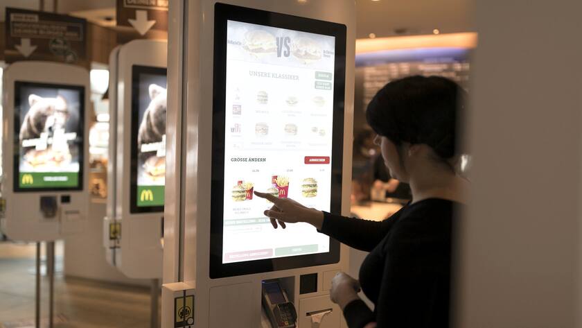 Essen Sie bei McDonald's? Bestellen am digitalen Terminal: Rund 66 Prozent der jungen Generation bevorzugen dies einem bedienten Schalter.