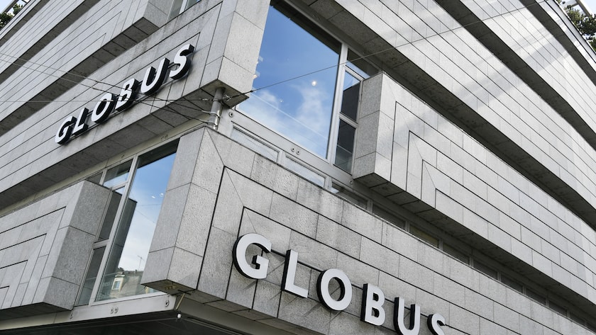 Globus Filiale in Zuerich am Freitag, 12. Mai 2017. Die Migros legt ihre Modeketten Globus, Herren Globus und Schild unter der Dachmarke Globus zusammen. Die Namen Schild und Herren Globus verschwinden. In der Zentrale in Spreitenbach fuehrt die Reorganisation zum Abbau von rund 80 der 400 Stellen. (KEYSTONE/Walter Bieri)