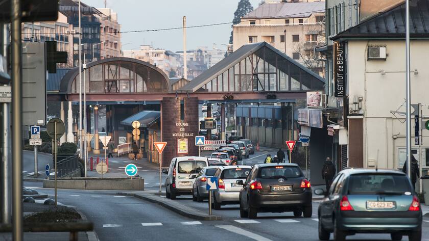 French cross-border commuters wait in front of the border of Moillesulaz near Geneva, Switzerland, pictured on March 7, 2014, at the Swiss-French border. (KEYSTONE/Christian Beutler)Franzoesische Pendler warten vor dem Grenzuebergang Moillesulaz bei Genf, in Richtung Schweiz, aufgenommen am 7. Maerz 2014 an der schweizerisch-franzoesischen Grenze. (KEYSTONE/Christian Beutler)
