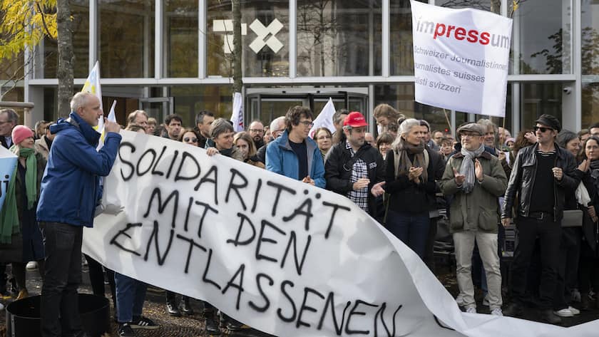 Die Belegschaft der Redaktionen, die zur TX-Group gehoeren, verschiedene Gewerkschaften und Symphatisanten protestieren gegen den Abbau des Personals, aufgenommen am Dienstag, 31. Oktober 2023 vor dem Hauptgebaeude in Zuerich. (KEYSTONE/Ennio Leanza)
