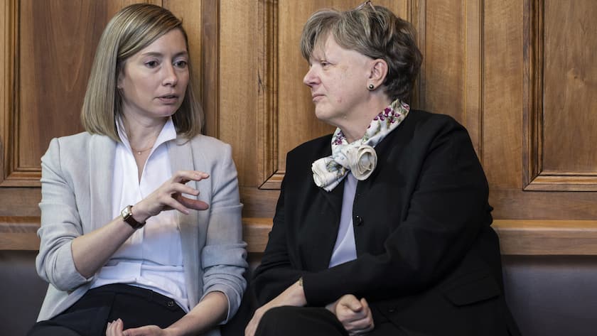 Johanna Gapany, FDP-FR, links, diskutiert mit Isabelle Chassot, Mitte-FR, an der Fruehjahrssession der Eidgenoessischen Raete, am Donnerstag, 3. Maerz 2022 im Staenderat in Bern. (KEYSTONE/Alessandro della Valle)