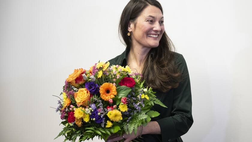 Staenderatskandidatin Tiana Angelina Moser, GLP, freut sich ueber ihren Wahlsieg am zweiten Wahlgang fuer den zweiten Staenderatssitz, aufgenommen am Sonntag, 19. November 2023 im Walcheturm in Zuerich. (KEYSTONE/Ennio Leanza).