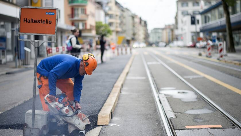 Blick auf die Baustelle am Albisriederplatz, aufgenommen am Mittwoch, 20. Mai 2015, in Zuerich. Aufgrund einer umfassenden Sanierung ist der Albisriederplatz seit Montag waehrend dreier Monate fuer Autos, Toeffs und Velos nicht mehr befahrbar. (KEYSTONE/Ennio Leanza)